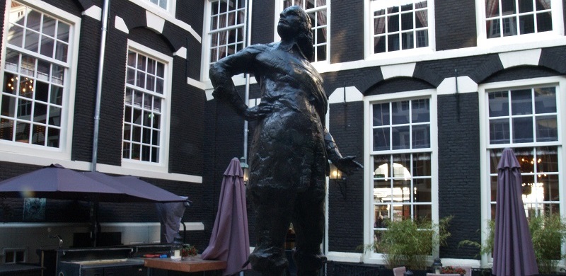 statue of Peter Stuyvesant at the former West India Company building