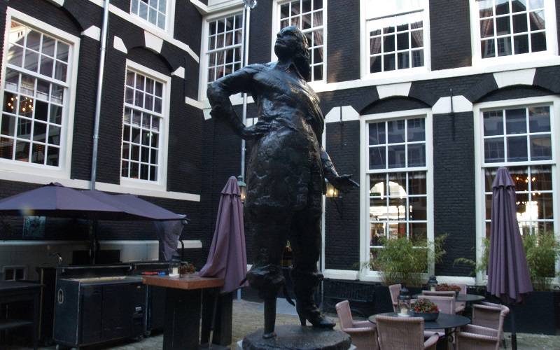 statue of Peter Stuyvesant at the former West India Company building